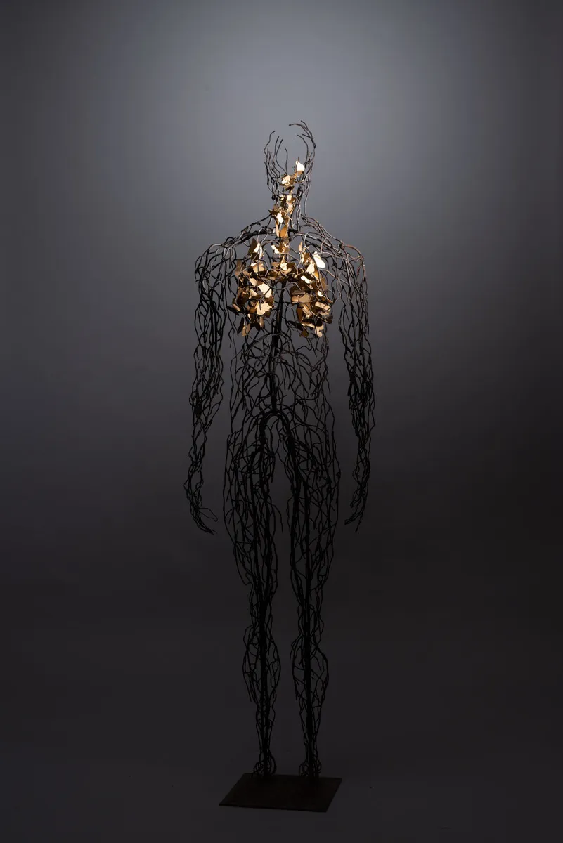 Germina, 2016 installazione di 20 sculture. Ferro saldato, vernice dorata, dimensioni variabili 180 x 60 x 40 cm cad. Collezione Privata